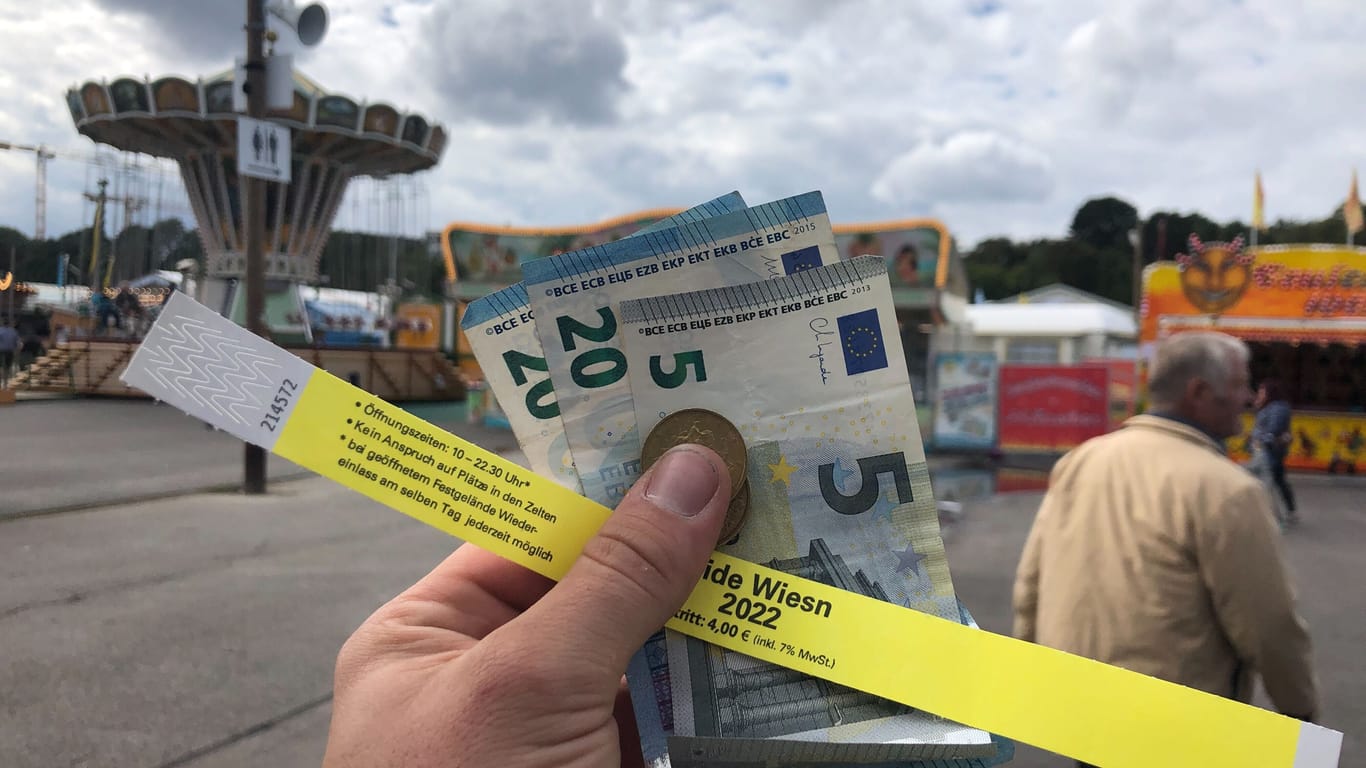 Tausche vier Euro gegen ein gelbes Bändchen: Anders als auf dem Original ist der Eintritt auf die "Oide Wiesn" nicht umsonst.