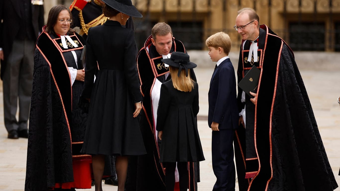 Prinz George und seine Schwester Prinzessin Charlotte: Sie haben sich passend zur Trauerfeier gekleidet.