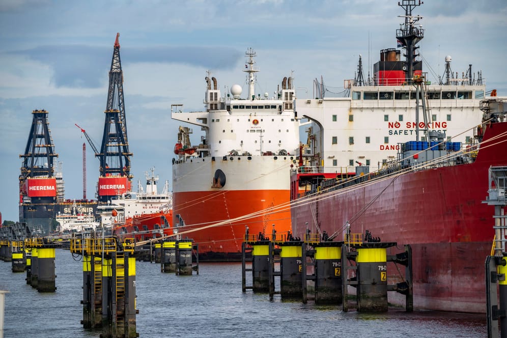 Tankschiffe im Petroleumhafen von Rotterdam, Niederlande (Symbolbild): Der Verbund Opec+ hat seine Ölförderziele gesenkt.