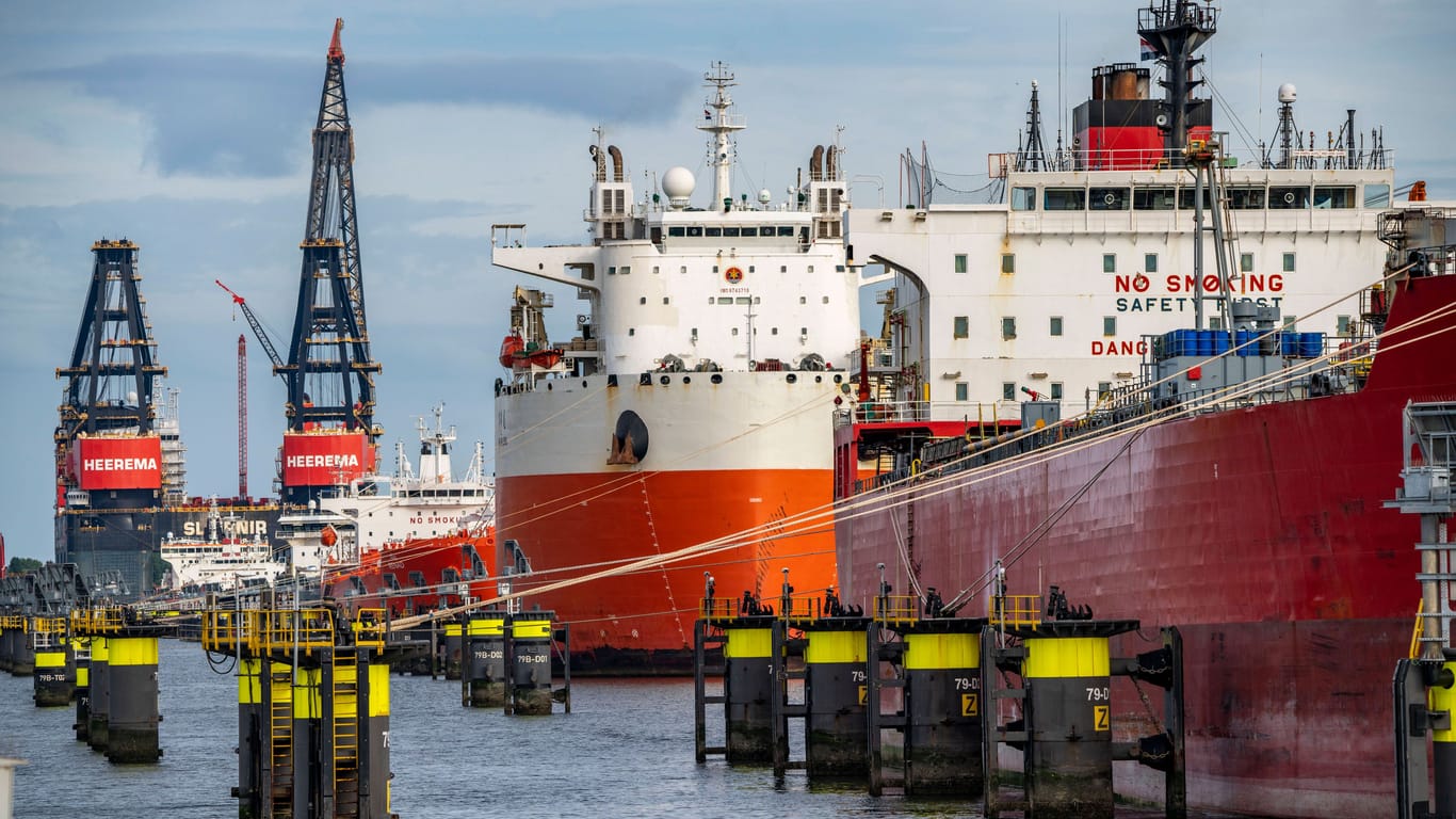 Tankschiffe im Petroleumhafen von Rotterdam, Niederlande (Symbolbild): Der Verbund Opec+ hat seine Ölförderziele gesenkt.