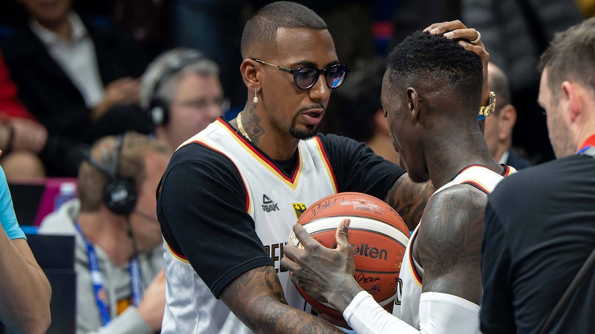 Boateng (li.) und Deutschland-Kapitän Dennis Schröder nach dem EM-Halbfinale gegen Spanien: Der Ex-Nationalspieler schaute das Spiel aus der ersten Reihe.