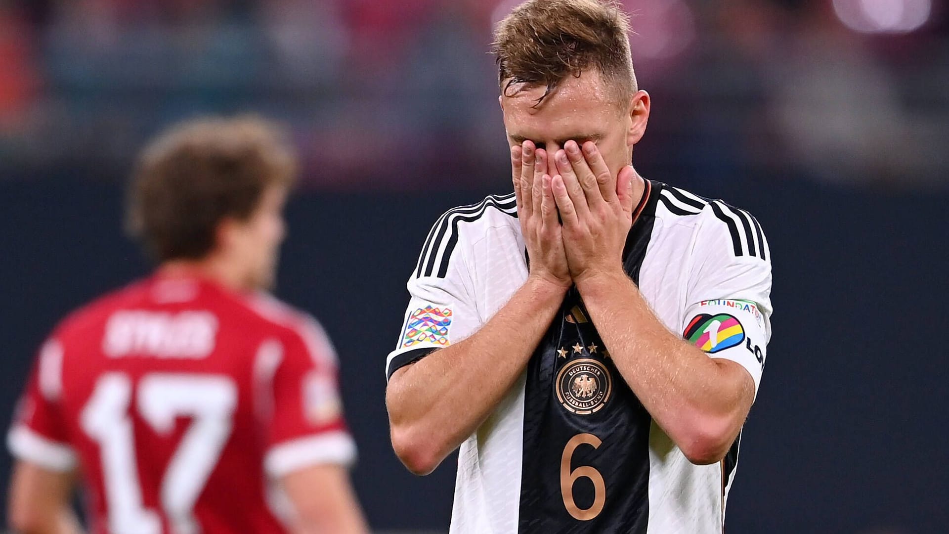 Joshua Kimmich: Der deutsche Nationalspieler enttäuscht über die Niederlage gegen Ungarn. Joshua Kimmich: Der deutsche Nationalspieler enttäuscht über die Niederlage gegen Ungarn.