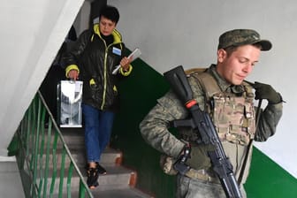 Wahl unter Waffen: Patrik Baab berichtete von der großen Begeisterung in den Wahllokalen. Videos zeigten aber auch, wie Wahlhelfer begleitet mit Soldaten zu Wählern kamen.