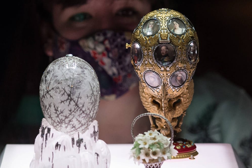 Fabergé-Eier bei einer Ausstellung in London: Ähnliche Schmuckgegenstände sollen auch in einem Tresor des russischen Oligarchen Alischer Usmanow gefunden worden sein.
