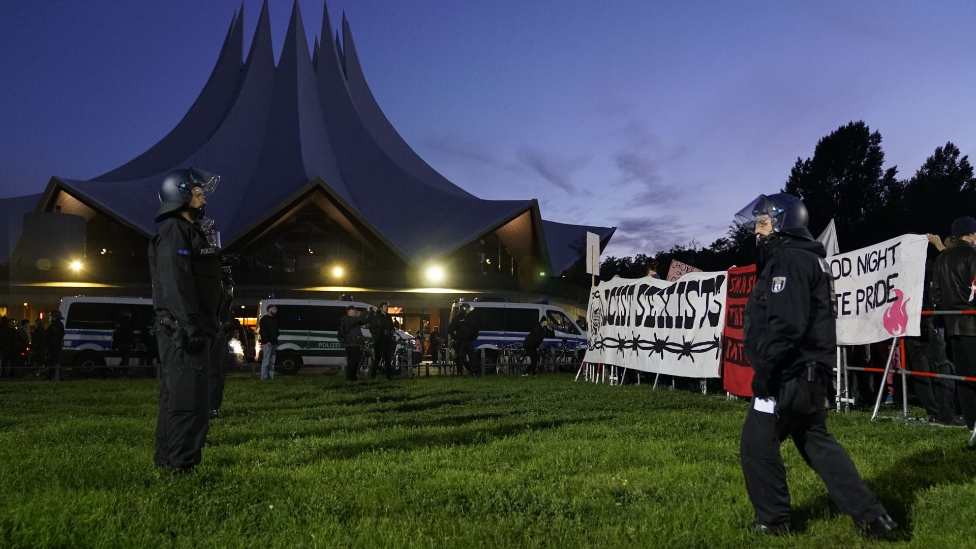 Protest vor dem Tempodrom: Etwa 300 Menschen demonstrieren gegen den Auftritt von Jordan Peterson.