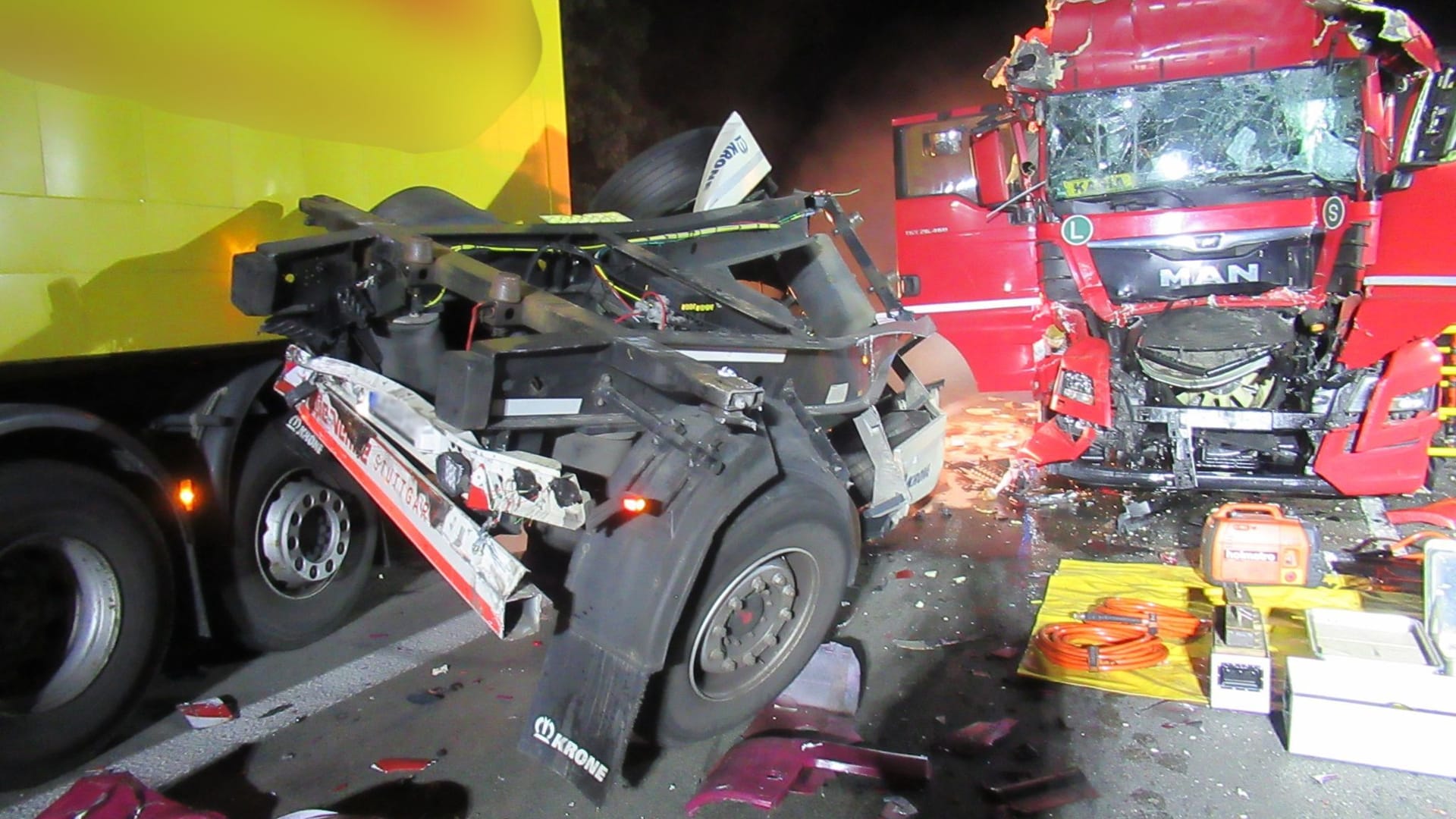 Unfall mit drei Lkw auf Autobahn 1 Unfall mit drei Lkw auf Autobahn 1