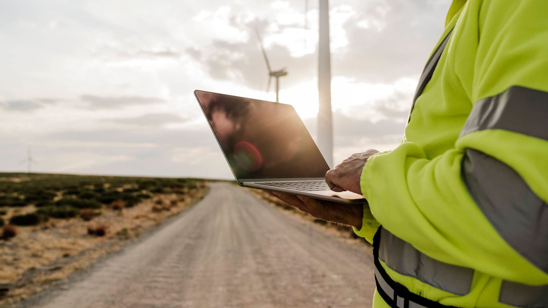 Ingenieur vor Windrädern (Symbolbild): Noch ist offen, wie viele Arbeitgeber von der Möglichkeit Gebrauch machen und Prämien auszahlen.