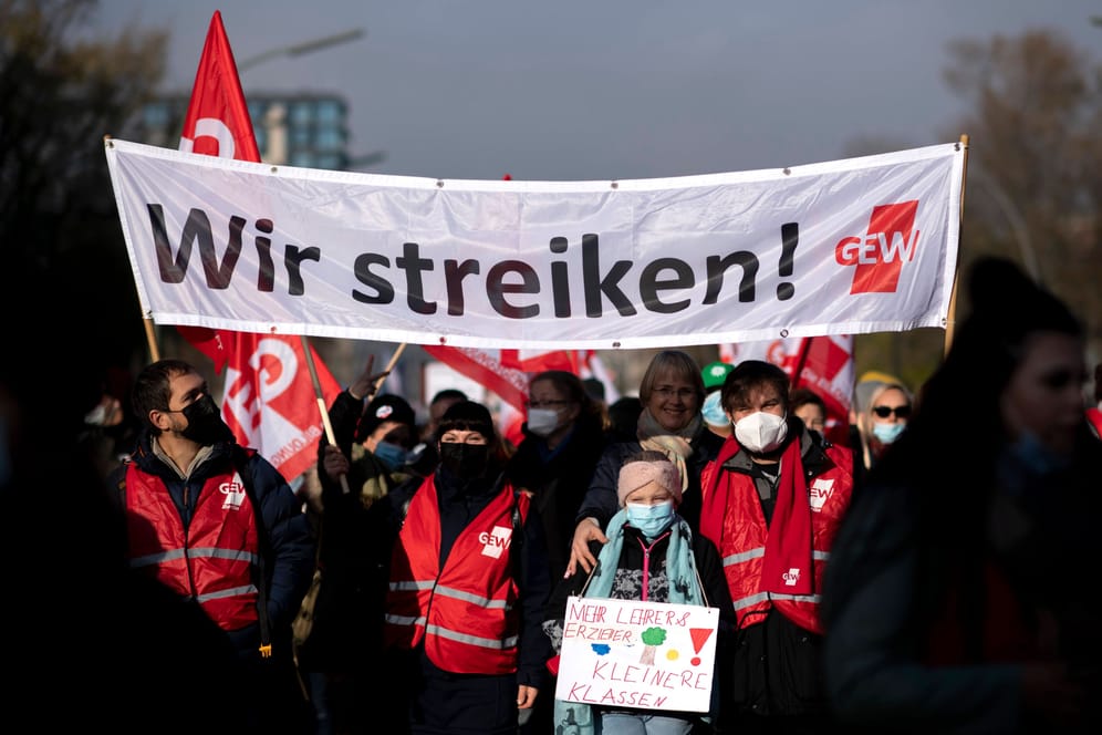 Streik der GEW in Berlin (Archivbild): Am Mittwoch legen zahlreiche Lehrkräfte die Arbeit nieder, um für kleinere Klassen zu demonstrieren.