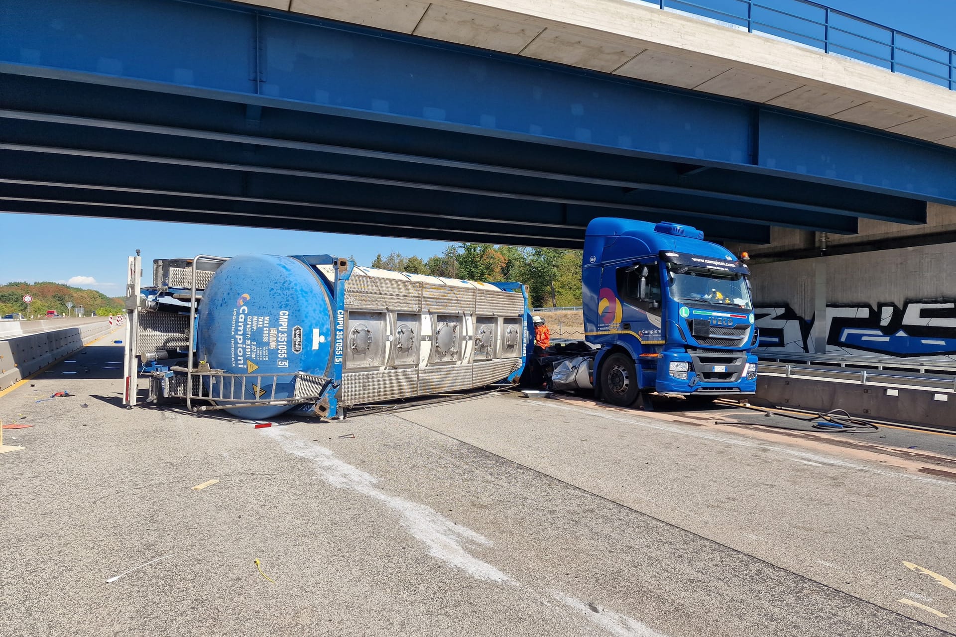 Der Lkw liegt quer über der Autobahn: Die A5 in der Nähe des Frankfurter Flughafens ist gesperrt.