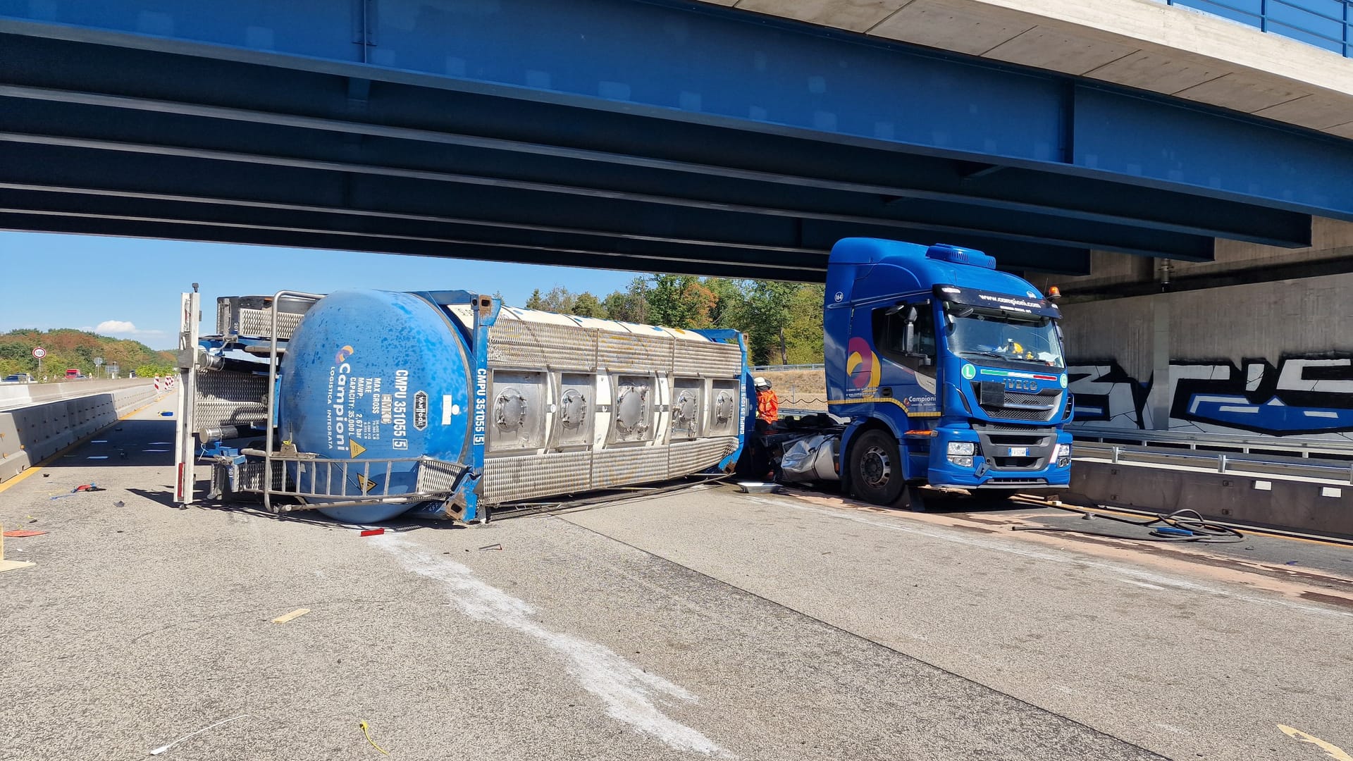 Der Lkw liegt quer über der Autobahn: Die A5 in der Nähe des Frankfurter Flughafens ist gesperrt.