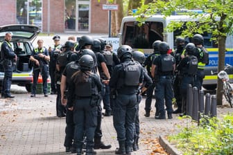 Zahlreiche Einsatzkräfte der Polizei sind zu einer Schule in Hamburg alarmiert worden: Die Hintergründe sind noch unklar.