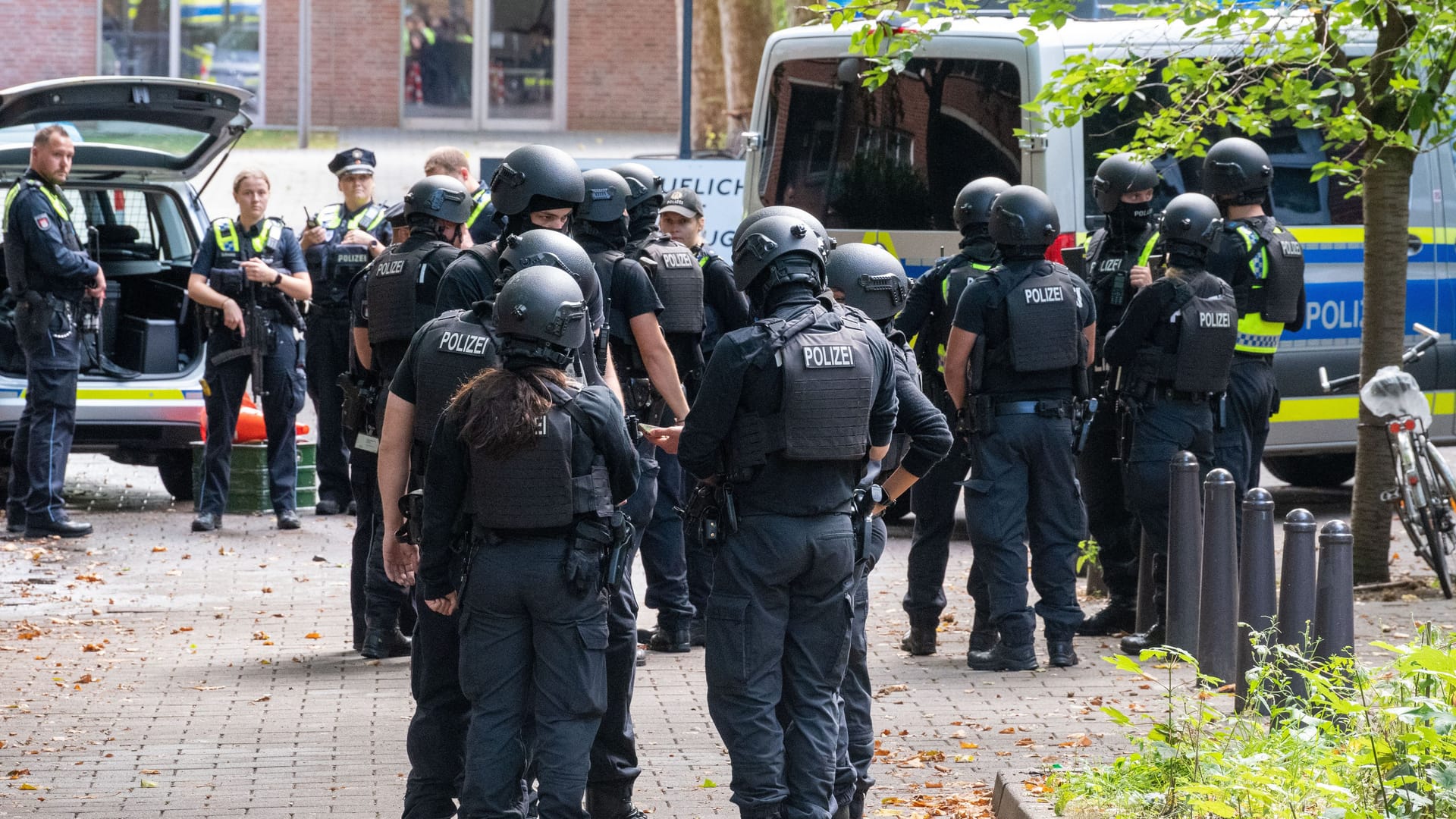 Zahlreiche Einsatzkräfte der Polizei sind zu einer Schule in Hamburg alarmiert worden: Die Hintergründe sind noch unklar. Zahlreiche Einsatzkräfte der Polizei sind zu einer Schule in Hamburg alarmiert worden: Die Hintergründe sind noch unklar.