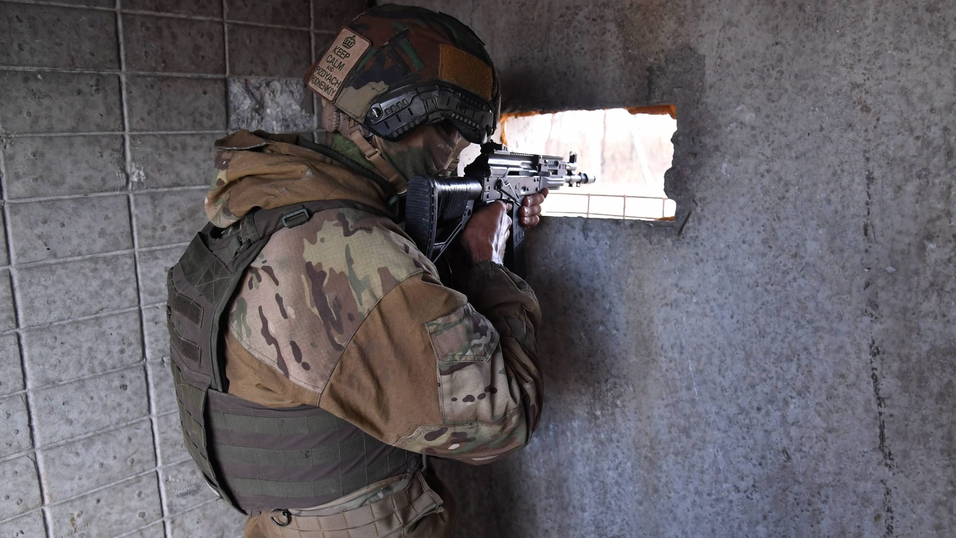 Ein Soldat der berüchtigten "Gruppe Wagner", einer russischen Söldnertruppe, im Donbass in der Nähe des schwer umkämpften Ortes Bakhmut.