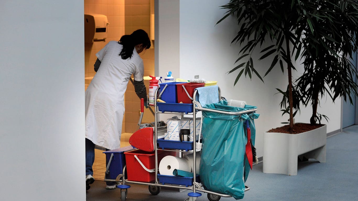 Eine Reinigungskraft bei der Arbeit (Symbolbild): Im Dienstleistungsgewerbe sind viele Angestellte auf Mindestlohnbasis beschäftigt.