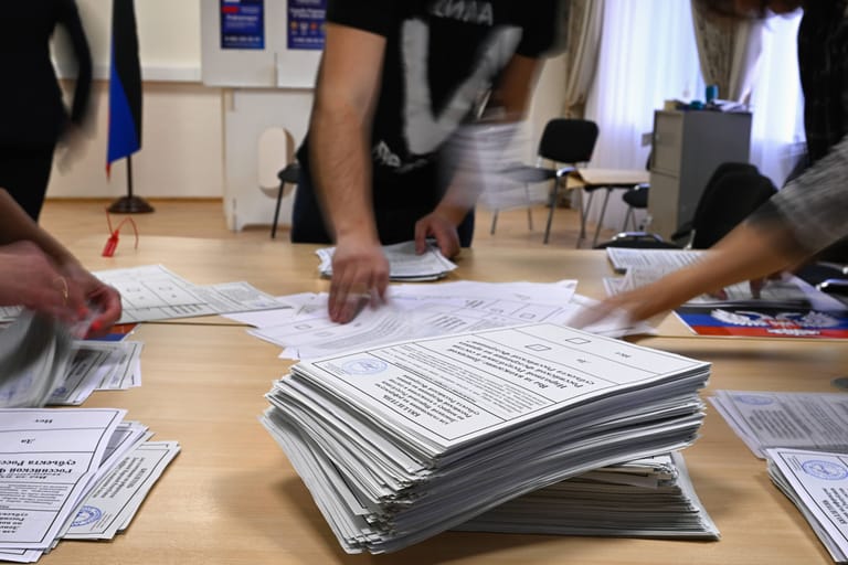 Stimmzettel der russischen Scheinreferenden in der Ukraine: Russland hat weitere Abstimmungen angekündigt.