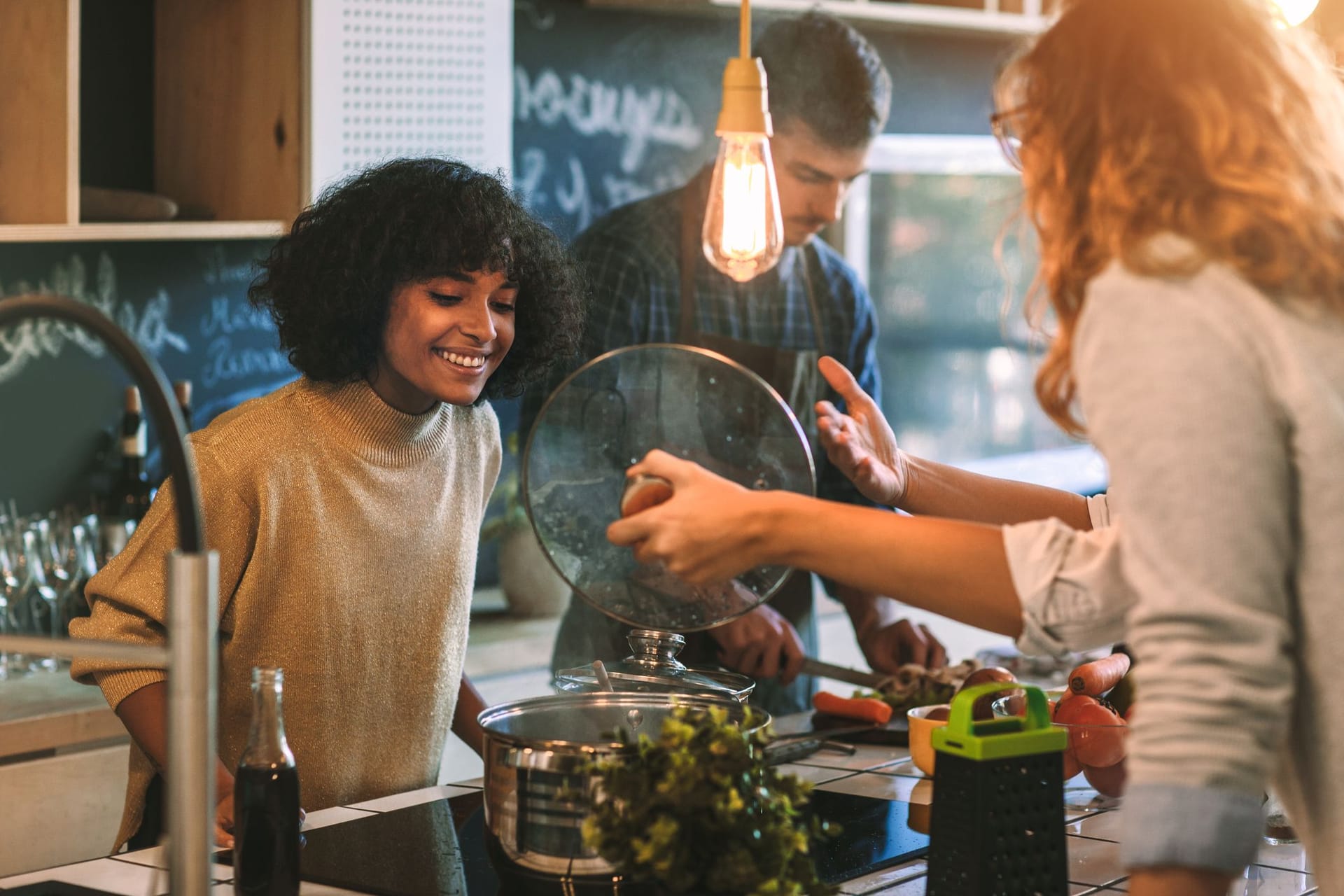 Günstig kochen: Wer zu Hause kocht, kann Geld sparen. Das Essen im Restaurant oder Schnellimbiss ist in der Regel deutlich teurer.