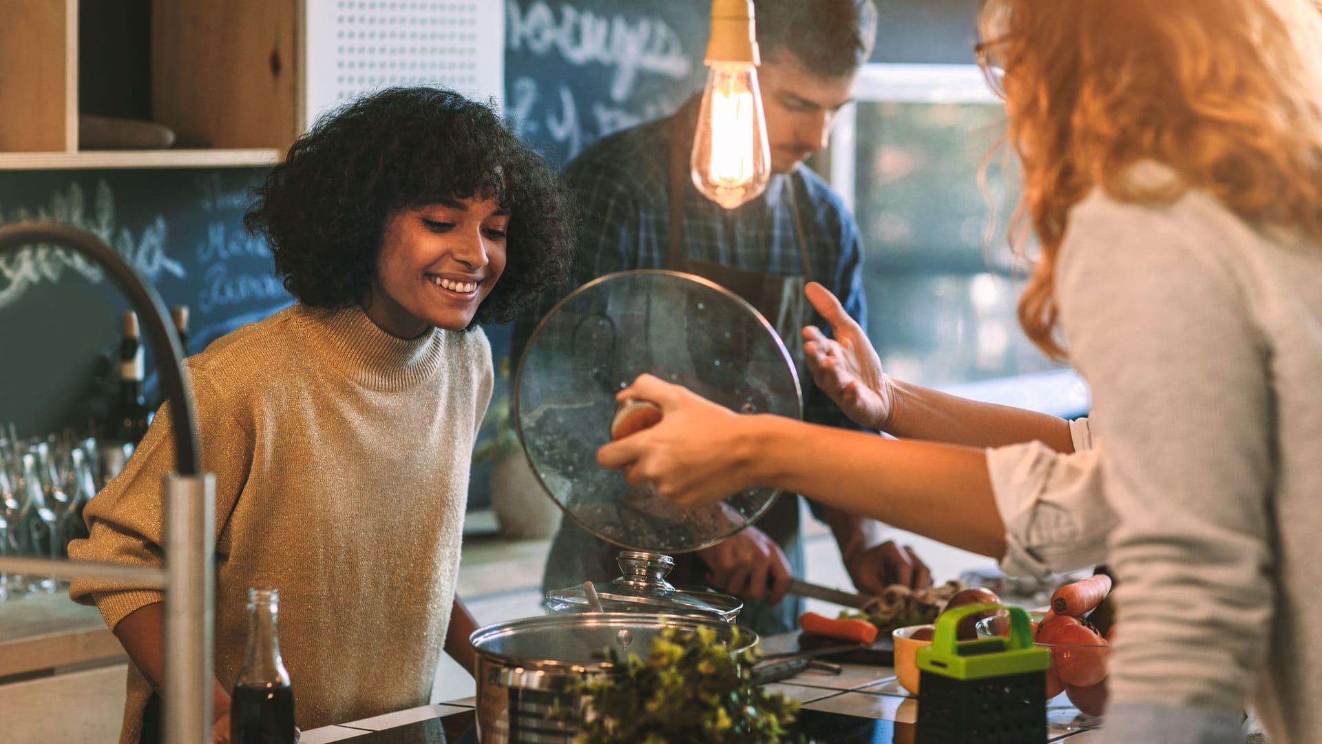 Günstig kochen: Wer zu Hause kocht, kann Geld sparen. Das Essen im Restaurant oder Schnellimbiss ist in der Regel deutlich teurer.