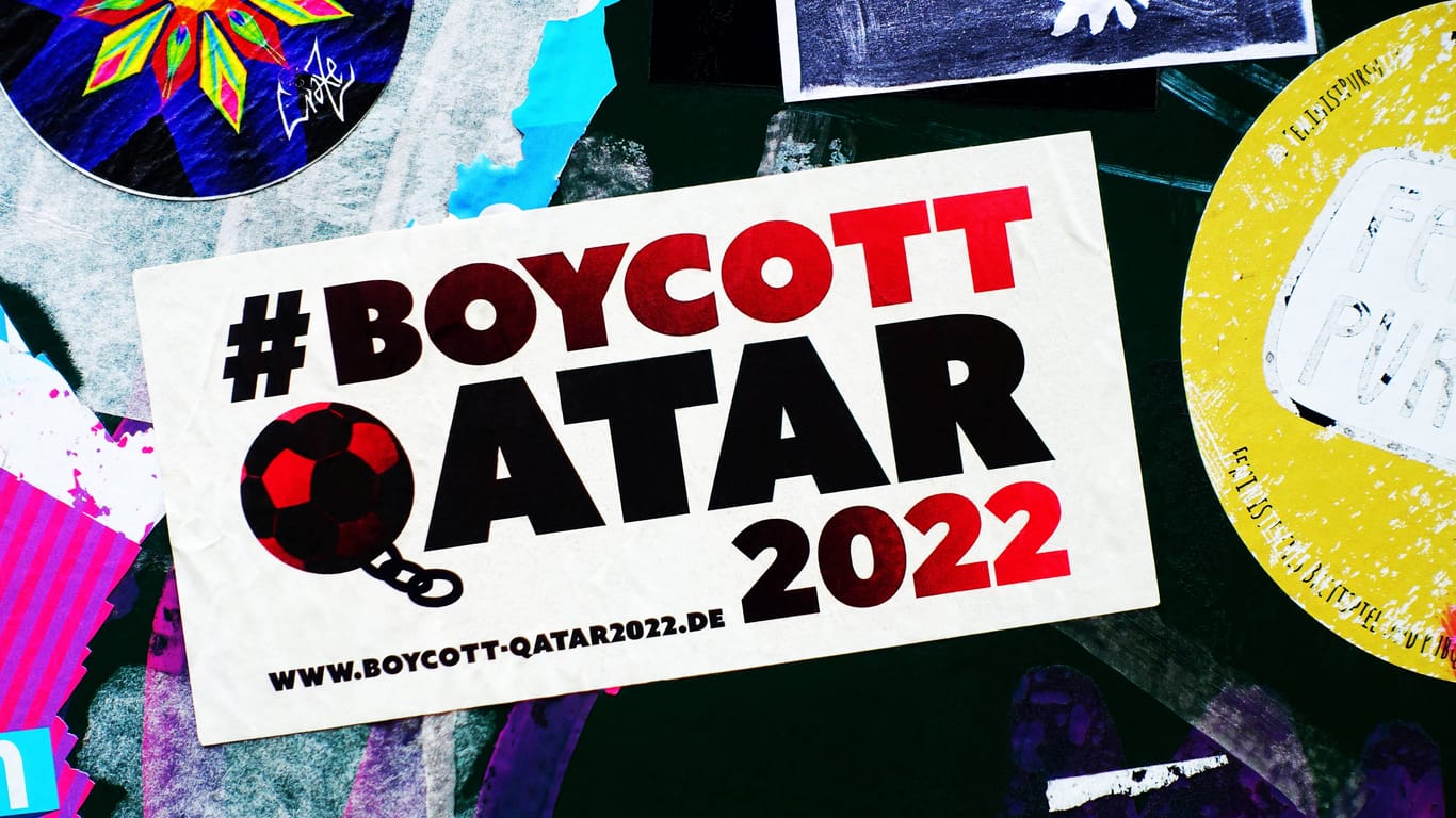 Ein Sticker mit der Aufschrift "Boykott Qatar 2022" (Symbolfoto): Zwei Bremer Bars verzichten ganz bewusst auf die Ausstrahlung der WM-Spiele.
