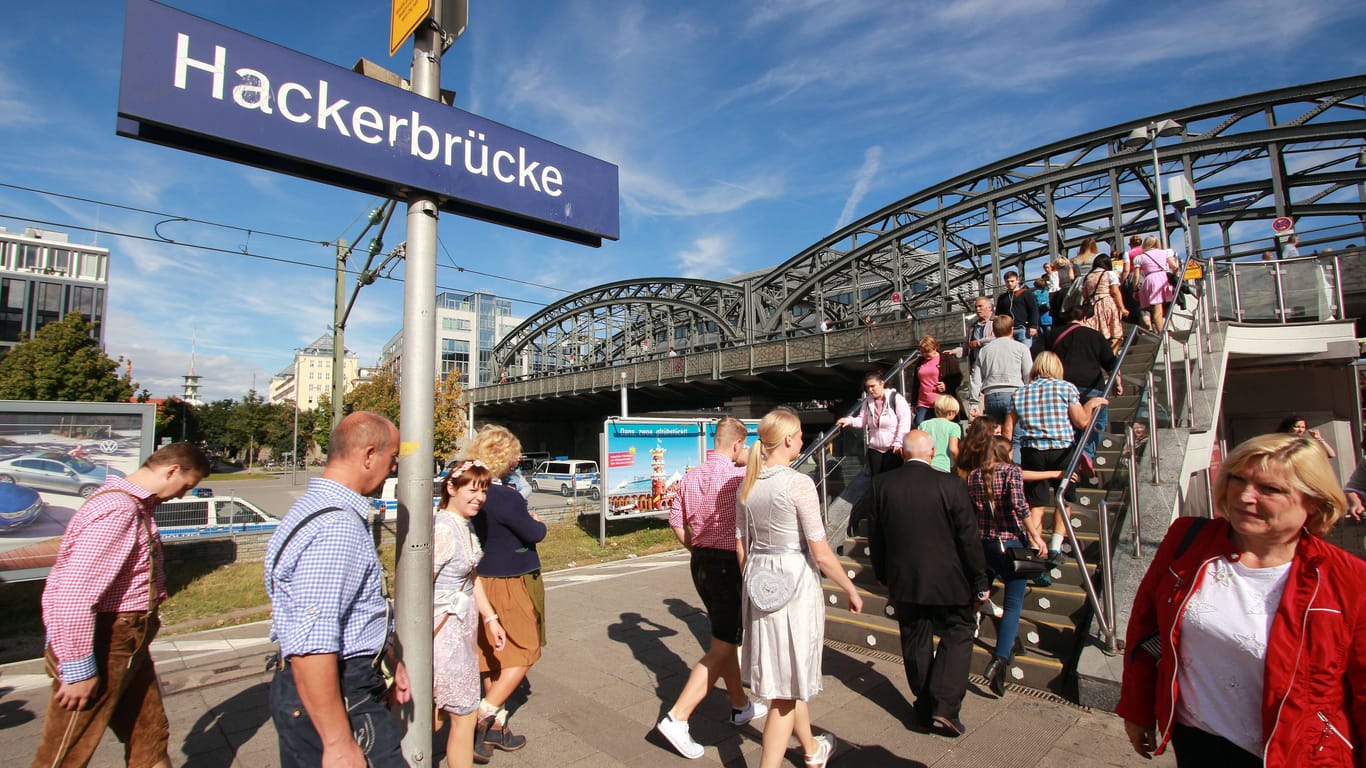 Menschen an der S-Bahnstation Hackerbrücke in München: Mindestens ein Wiesnbesucher ist hier angepinkelt worden.