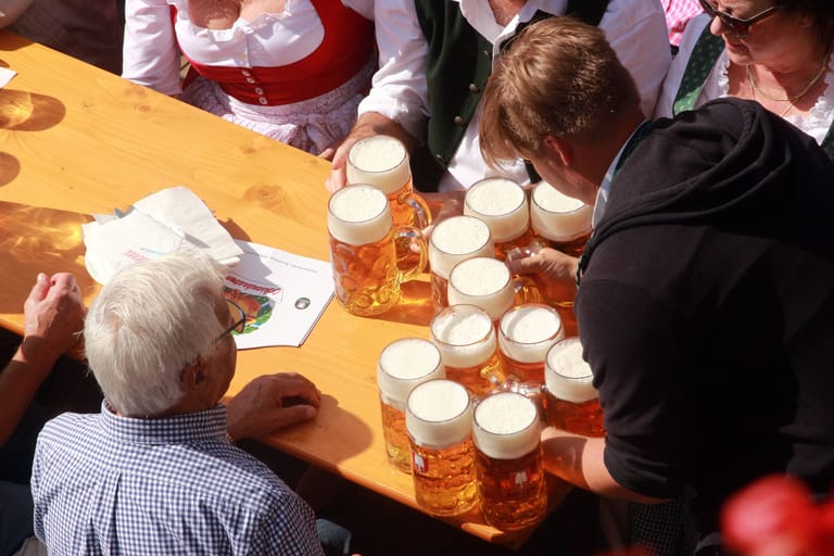 Mehrere Maß Bier auf einem Tisch (Archivbild): Auch in Berlin finden verschiedene Oktoberfeste statt.