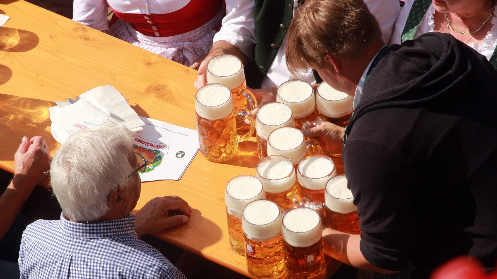 Mehrere Maß Bier auf einem Tisch (Archivbild): Auch in Berlin finden verschiedene Oktoberfeste statt.