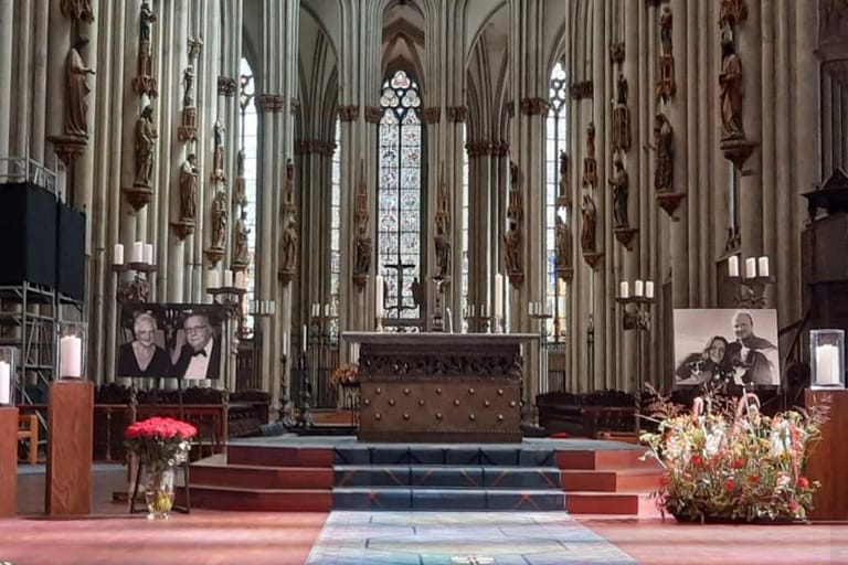 Bilder der Verstorbenen stehen während der Trauerfeier auf dem Altar des Kölner Doms.