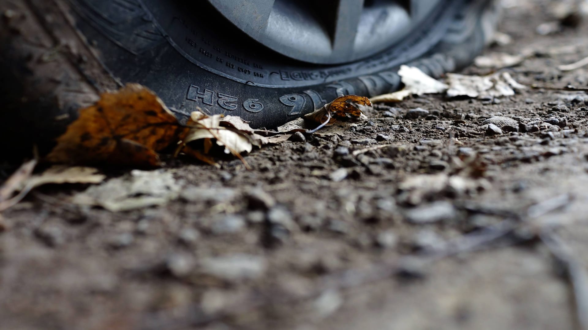 Ein platter Autoreifen (Symbolfoto): Der Täter nutzte die Panne schamlos aus. Ein platter Autoreifen (Symbolfoto): Der Täter nutzte die Panne schamlos aus.
