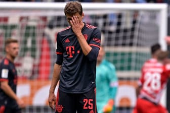 Kann es nicht fassen: Bayerns Thomas Müller verzweifelt, im Hintergrund jubeln die Augsburger.