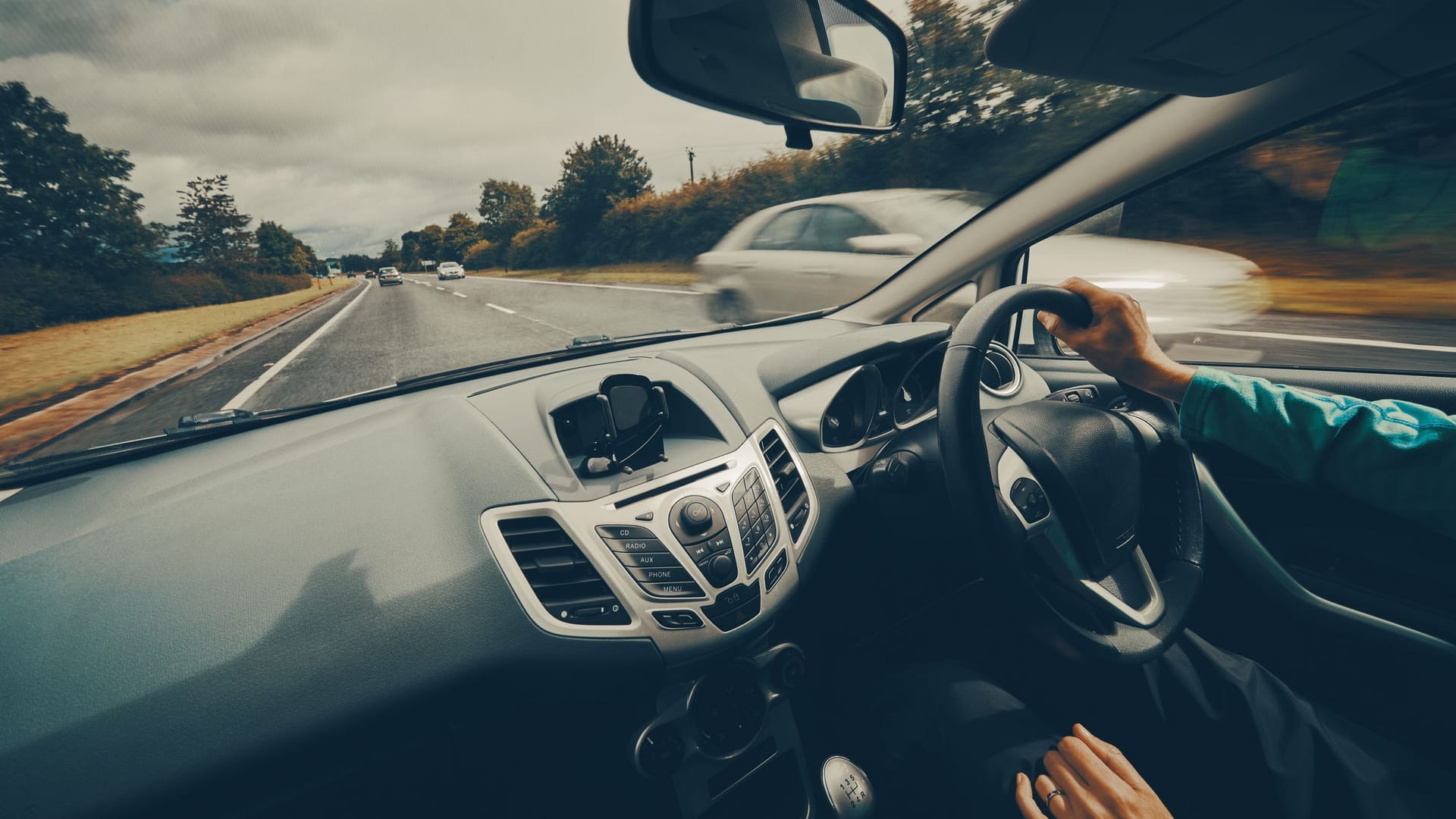 Linksverkehr: Für Neulinge kann die andere Fahrweise in einigen Ländern verwirrend sein. Es empfiehlt sich erst einmal auf einem Testgelände zu üben.