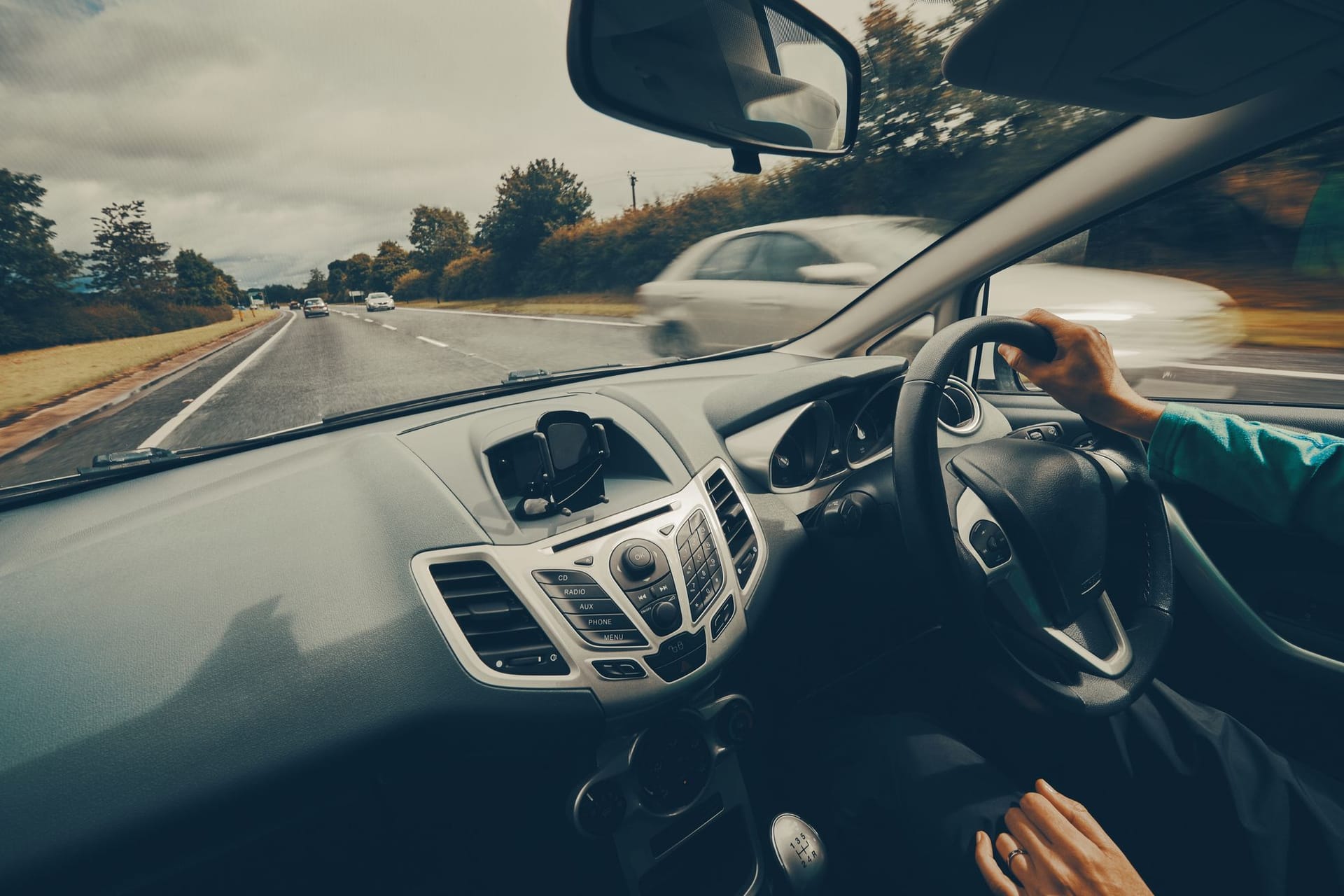 Linksverkehr: Für Neulinge kann die andere Fahrweise in einigen Ländern verwirrend sein. Es empfiehlt sich erst einmal auf einem Testgelände zu üben.