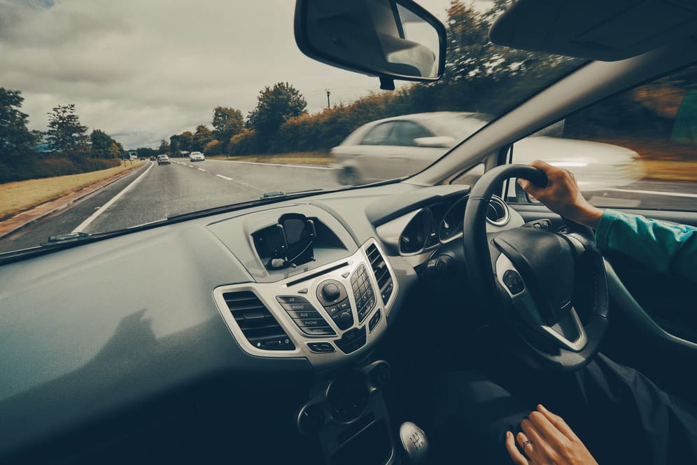 ﻿Linksverkehr: Für Neulinge kann die andere Fahrweise in einigen Ländern verwirrend sein. Es empfiehlt sich erst einmal auf einem Testgelände zu üben.