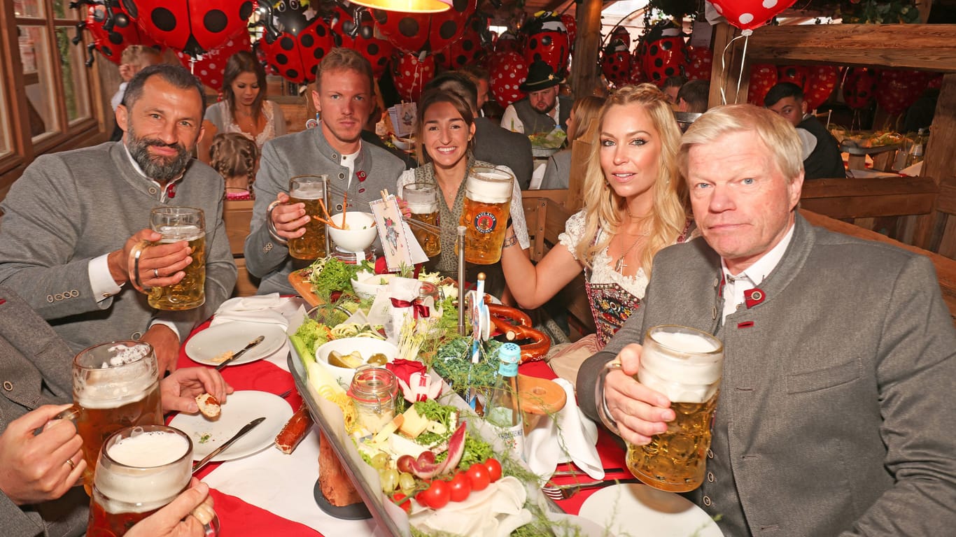 Julian Nagelsmann und Lena Wurzenberger (M.): Der Bayern-Trainer erschien beim Oktoberfestbesuch des Rekordmeisters mit seiner neuen Partnerin, die bis Sommer als FC-Bayern-Reporterin arbeitete und nach wie vor bei "Bild" angestellt ist.
