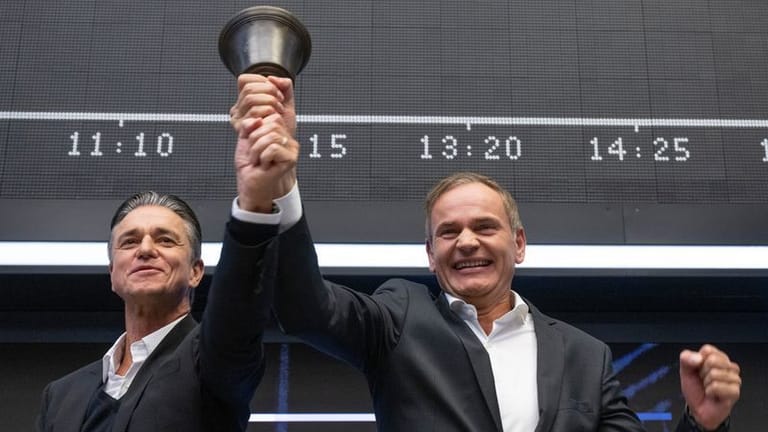 Geglückter Börsenauftakt: Porsche- und VW-Chef Oliver Blume (r.) läutet mit seinem Stellvertreter Lutz Meschke die Glocke im Frankfurter Handelssaal.