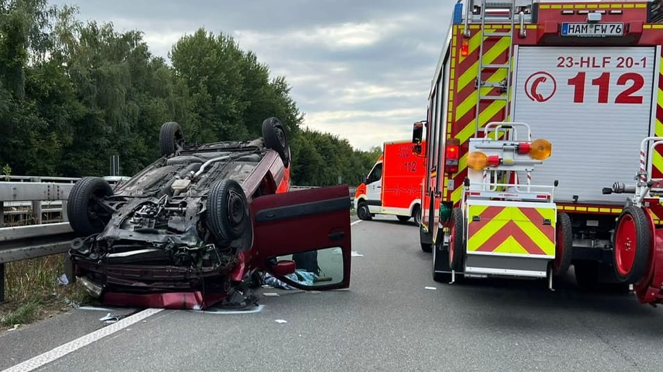 Das Fahrzeug mit zwei Insassen überschlug sich: Bei dem Verkehrsunfall mit einem LKW wurden Fahrer und Beifahrer schwer verletzt. Das Fahrzeug mit zwei Insassen überschlug sich: Bei dem Verkehrsunfall mit einem LKW wurden Fahrer und Beifahrer schwer verletzt.