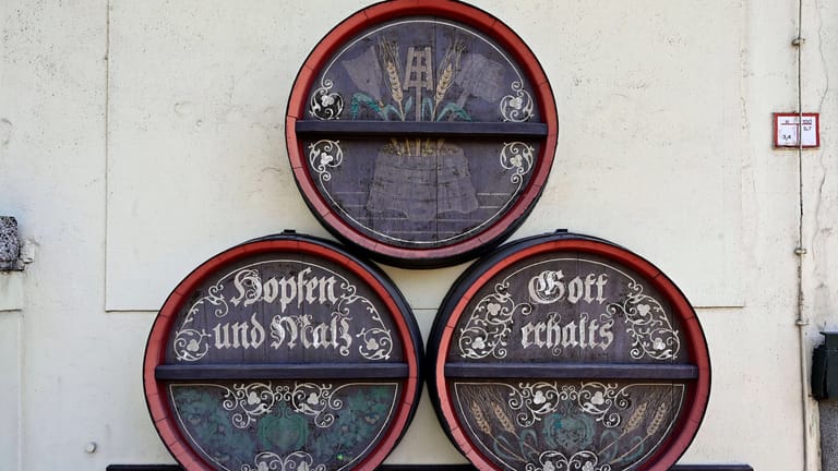 Drei alte Bierfässer mit historischer Aufschrift (Symbolbild): Forscher in München haben nun Bier aus der Kaiserzeit erforscht und getrunken, das in Norddeutschland gefunden wurde.