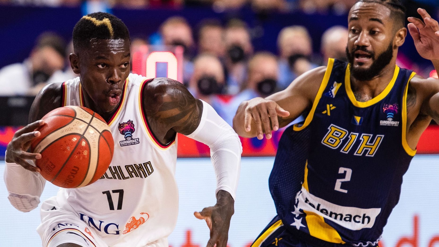 Deutschlands Dennis Schröder (l) und Bosnien-Herzegowinas John Roberson kämpfen um den Ball: Das Duell war heiß umkämpft.