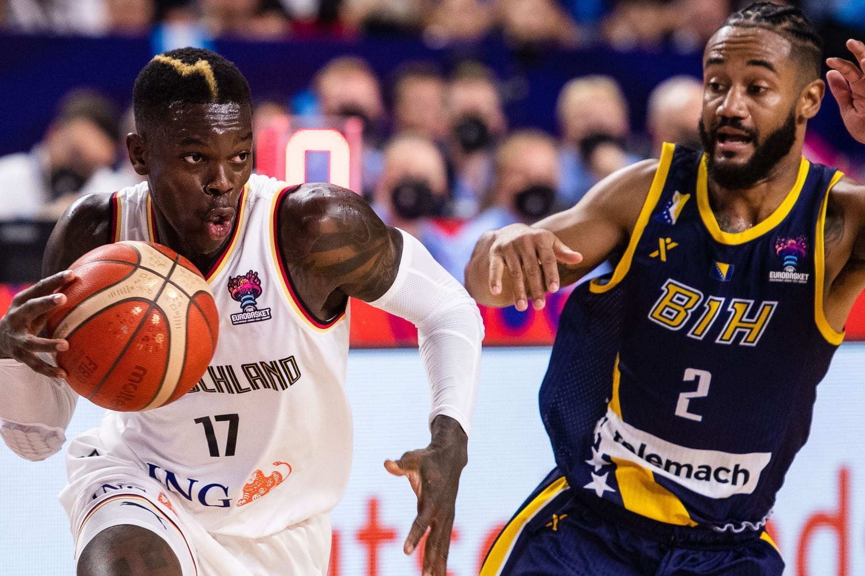 Deutschlands Dennis Schröder (l) und Bosnien-Herzegowinas John Roberson kämpfen um den Ball: Das Duell war heiß umkämpft.