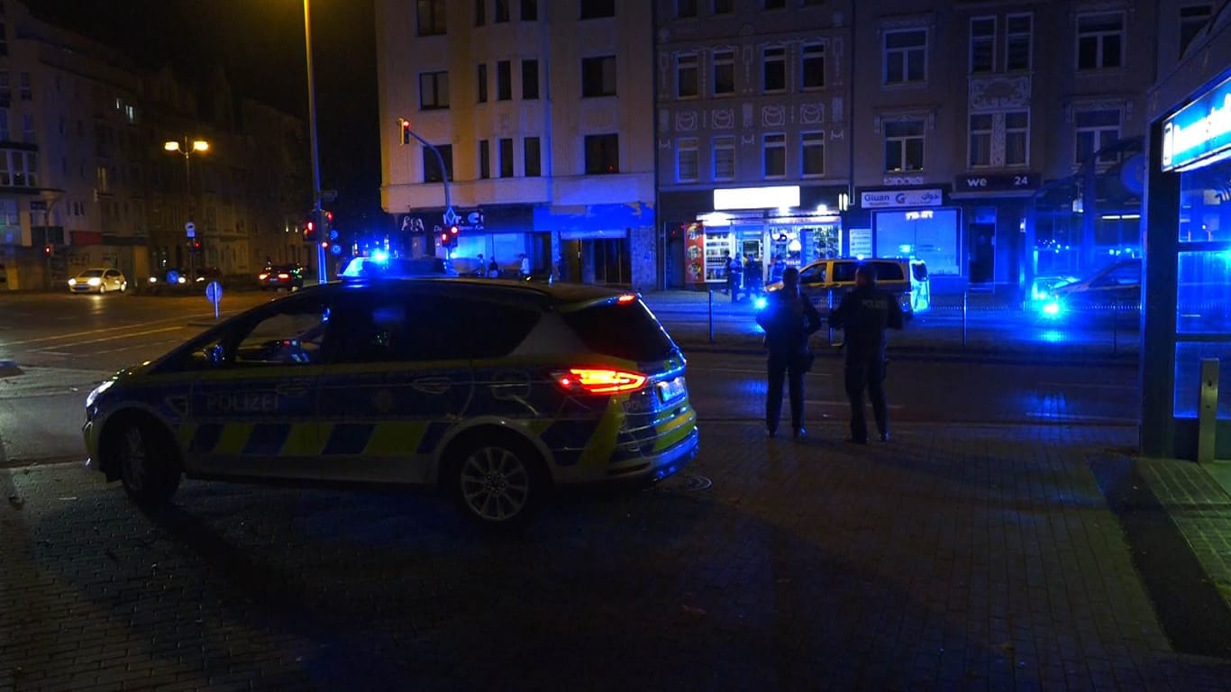 Einsatzkräfte der Polizei am Tatort: Ein Streit in der Nordstadt ist eskaliert.