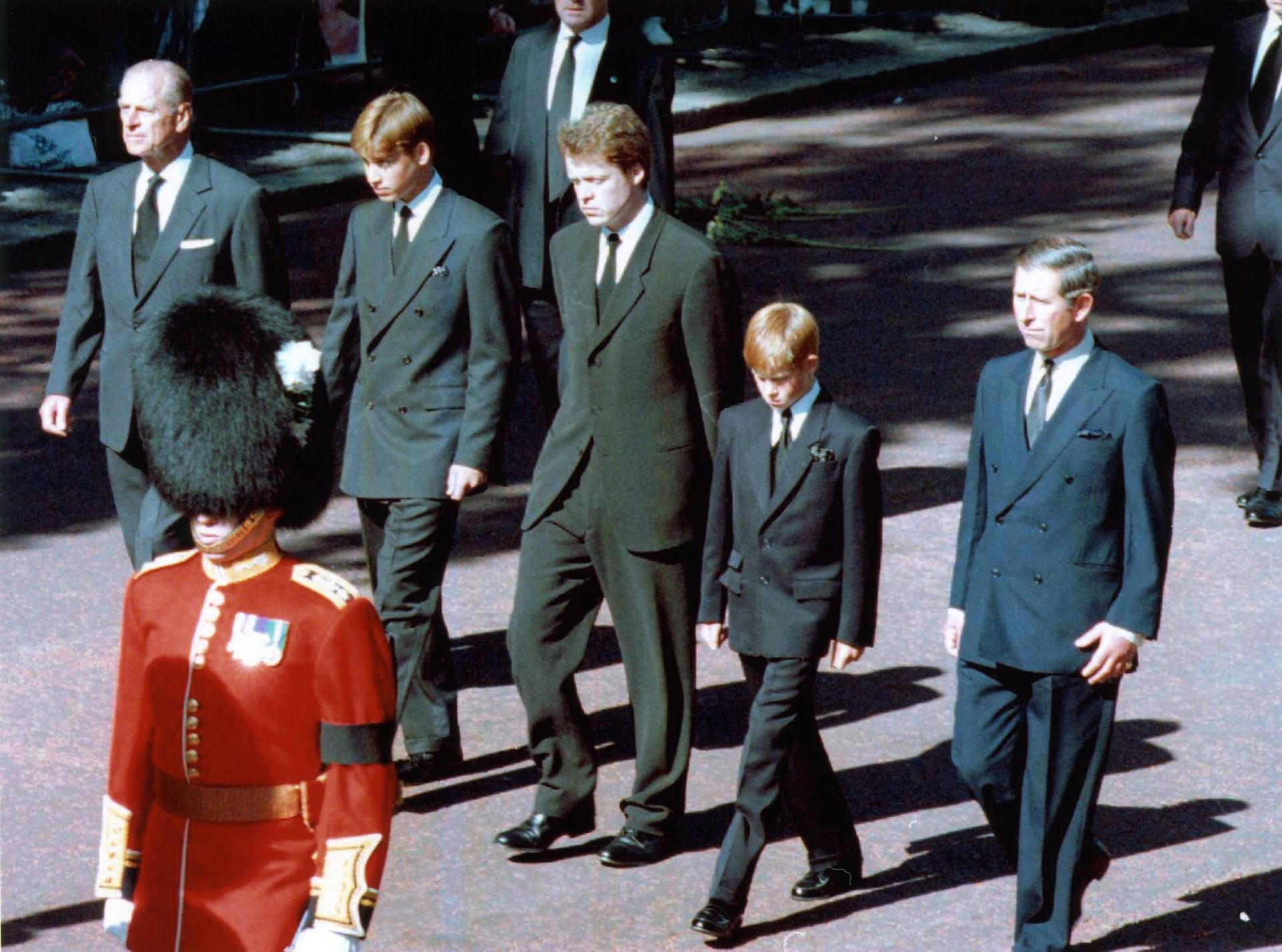 Prinz Charles und seine jungen Söhne beim Trauermarsch: Bei einem tragischen Autounfall kommt Lady Di, wie sie nach der Scheidung genannt wird, in Paris ums Leben. Sie wird am 6. September 1997 in London beigesetzt.