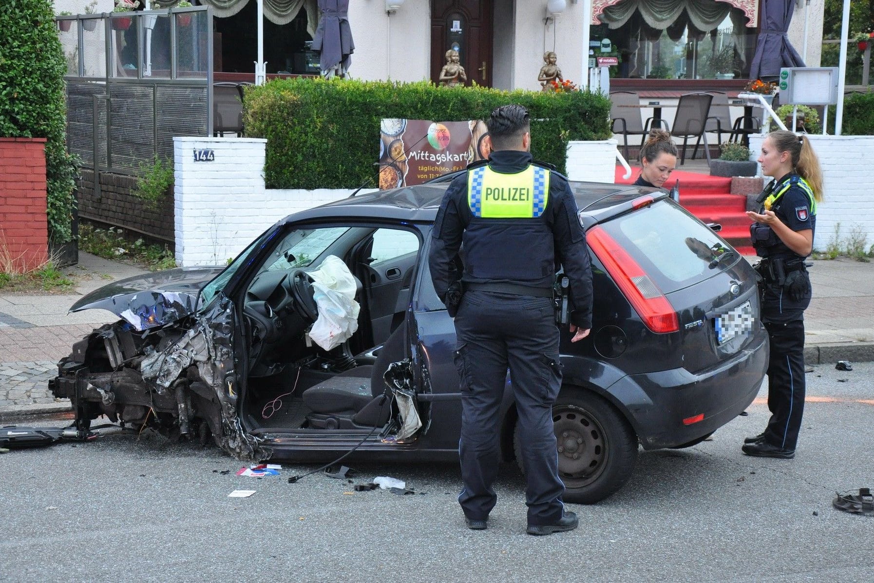 Einsatzkräfte am Unfallwagen: Der Fahrer musste ins Krankenhaus.