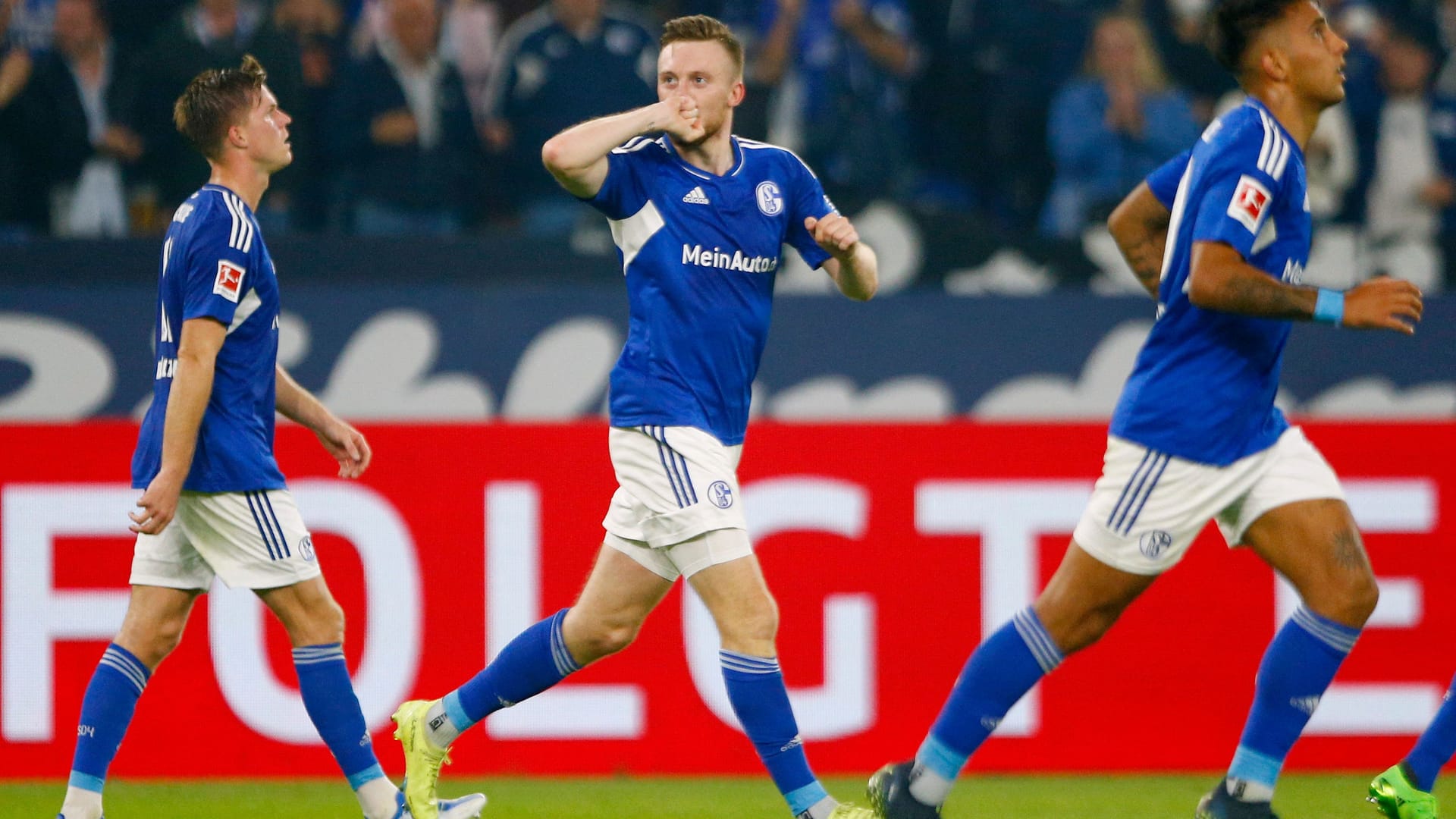 Schalke jubelt: Die Königsblauen holten gegen Bochum den ersten Sieg.