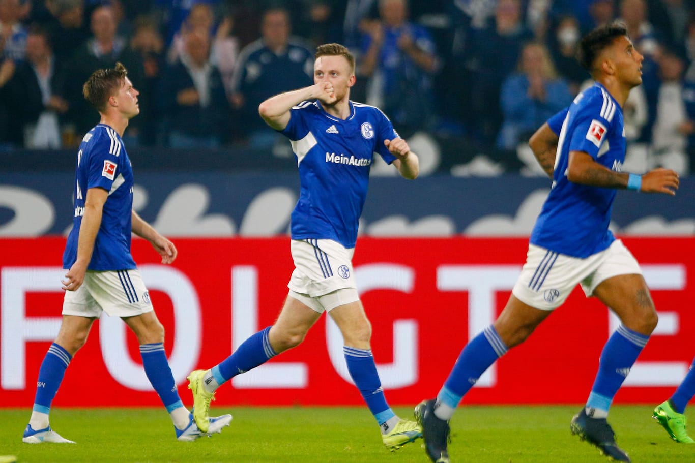Schalke jubelt: Die Königsblauen holten gegen Bochum den ersten Sieg.