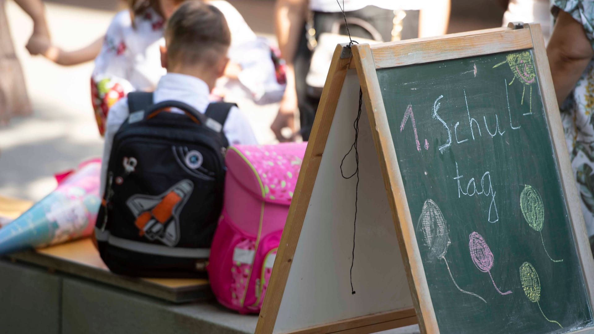 Einschulung in einer Grundschule (Symbolbild): Laut einer aktuellen Studie kämpfen immer mehr Schüler mit Sprachproblemen.