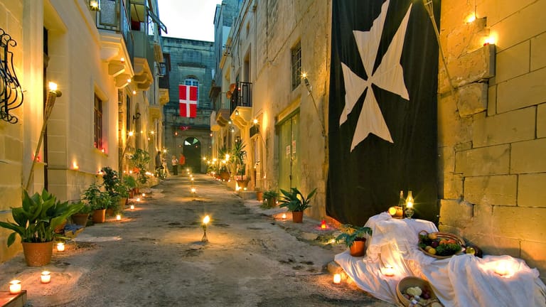 Natürliche Illumination: Statt künstlicher Lichtquellen kommen beim Birgufest auf Malta tausende Kerzen zum Einsatz.