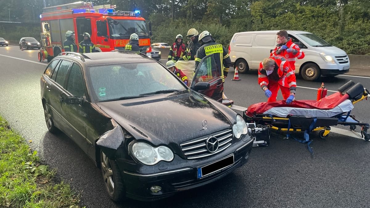Einsatzkräfte neben dem Unfallfahrzeug: Die Frau wurde mit dem Rettungsdienst ins Uniklinikum Essen gebracht. Einsatzkräfte neben dem Unfallfahrzeug: Die Frau wurde mit dem Rettungsdienst ins Uniklinikum Essen gebracht.