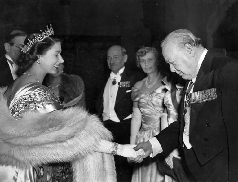 Queen Elizabeth II. und Winston Churchill: Er war Premierminister, als sie den Thron bestieg.