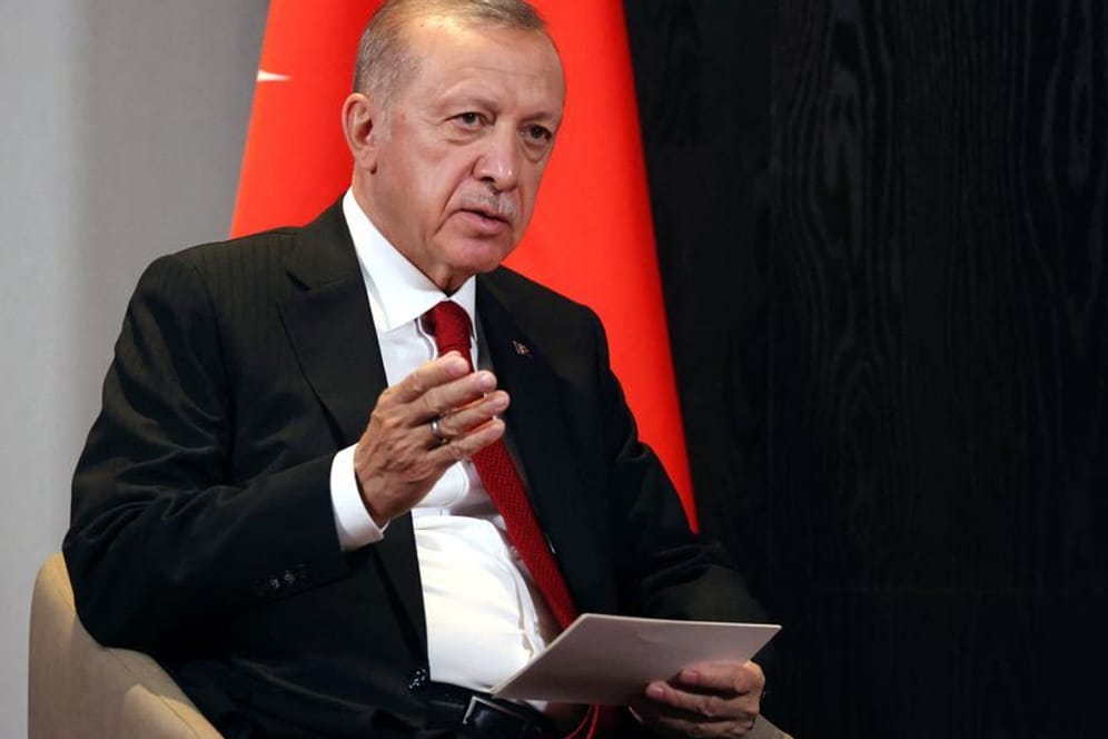 Recep Tayyip Erdoğan hat mit Wladimir Putin über die Scheinrerefenden gesprochen.