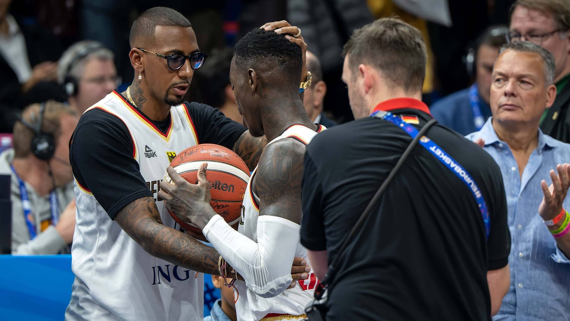 Auch Jérôme Boateng (l.) baute Dennis Schröder auf.