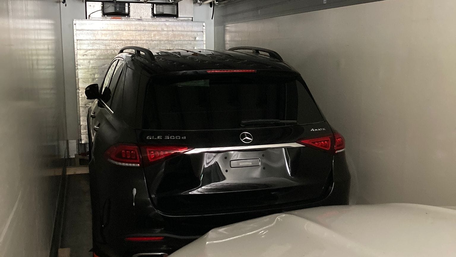 Auch einen schwarzen Mercedes GLE fanden die Beamten in einem Kühltransporter.