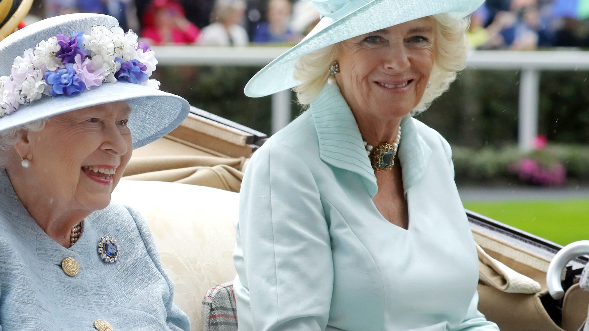 Queen Elizabeth II. und Königsgemahlin Camilla: Die 75-Jährige gedenkt der verstorbenen Monarchin. Queen Elizabeth II. und Königsgemahlin Camilla: Die 75-Jährige gedenkt der verstorbenen Monarchin.